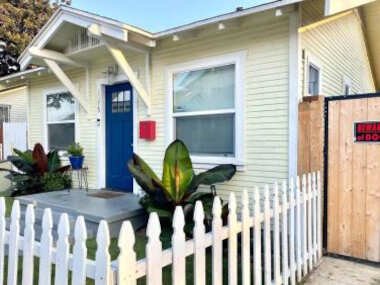 Comfy LBC Paradise bungalow w/AC