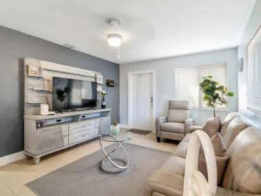 Roxanas 3bed 2bath Home with Modern Interior and BBQ Backyard