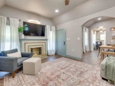 Charming 2 bed 1 bath Tudor – Near Plaza & Midtown