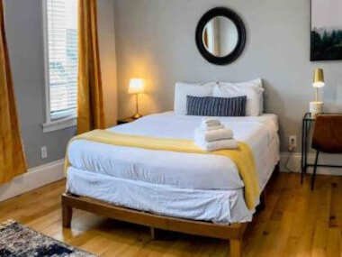 HostWise Stays – The Ohioan – Beautiful Brick Apt, Minutes to Downtown!