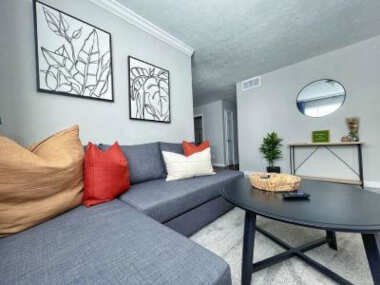 Quiet & Quaint apartment, 5 mins to airport and 15 mins to downtown