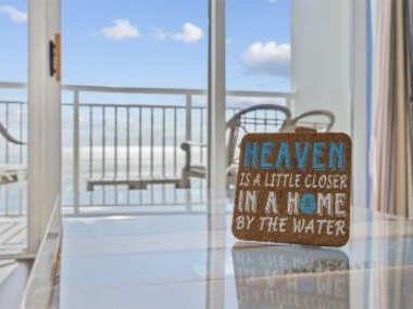 Cozy Ocean Front Suite Camelot