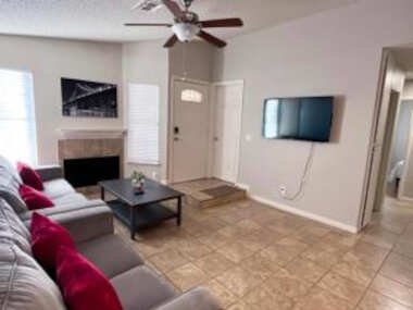 Cozy 3-bed / 2-bath home (with Garage)