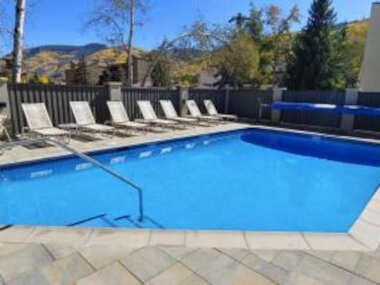 3Bdr in the heart of lions head Ski locker