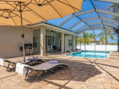 Gorgeous home, Private Pool, beautiful Palm Trees, Sleeps 8- Villa Casa Palmera