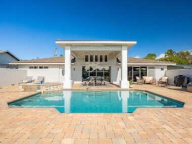 Gulf Access, Kayaks, PET Friendly – Escape to Versailles – Roelens Vacations