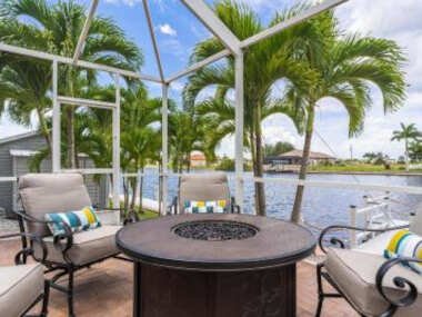 Waterfront, Pool, Tiki Bar, Outdoor Kitchen & bar, fire pit, Home gym, Sleeps 14-Villa Breath Away
