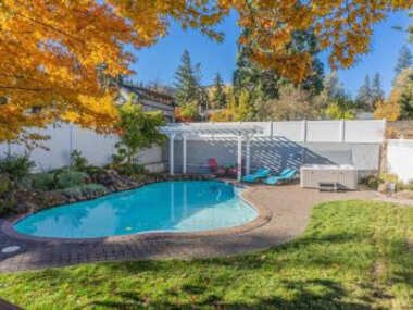 Hot Tub & Seasonal Pool -Sleeps 10- 4 min to OSF