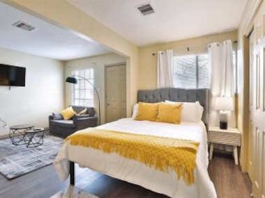 Trendy Montrose Oasis