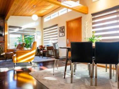 Hilltop Hideaway, Pacific Northwest charm & luxury