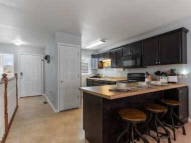 Rustic Theme, King Bed, Free Parking with Extra Street KMS1305