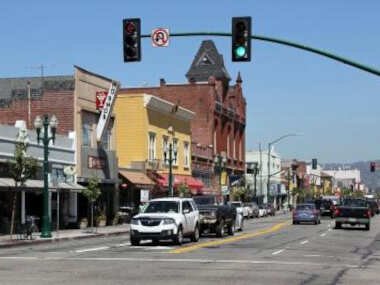 Victorian with Parking; 1 Blk to Park St eateries