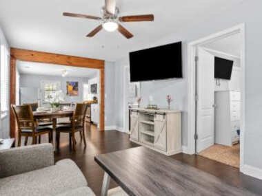 King Bed, Pet Friendly, TV’s In Both Bedrooms, Fenced in Yard – Waldo Getaway MKC7536