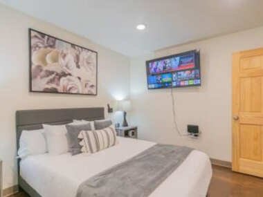 Modern City Suite With All the Amenities