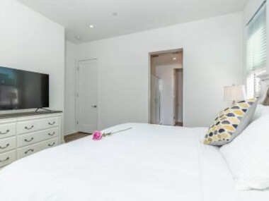 Master Bedroom with King Bed Central Location
