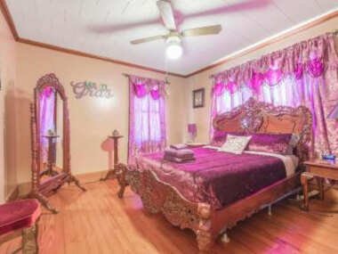 Cajun Stays – Cajun Hostel Cedar Crest – Mardi Gras Room