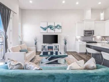 Newly Built Glamorous Townhome Downtown with FREE Airport Ride