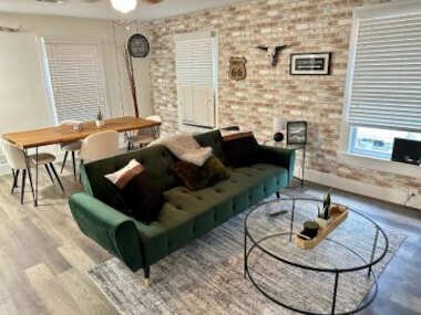 Urban Cowboy Retreat-sleeps 8 plus