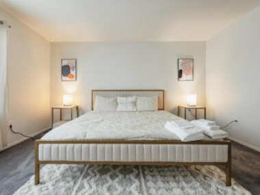 Spacious cozy oasis for 10 people, near airport