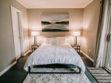 ‘The Inn & Out’-Entire Townhome in Bella Vista w Hot Tub & Tunnel Vision Trail Access