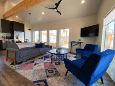 Timber & Tin B 1Bed 1Bath w Pool & Rooftop Deck