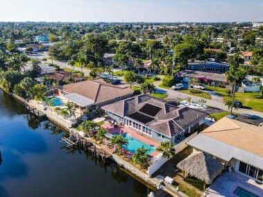 Casa by The Cove 3 bedroom 2 bath plus Office Intracoastal Front with Heated Pool and Spa