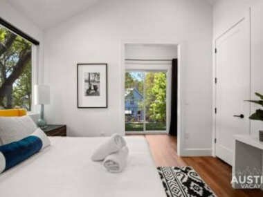 Super Stunning Back House w Terrace in East Chavez