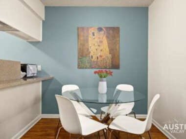 All of North Loop at Your Door Private Apt and Pool