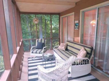 Creekside Cottage, comfortable 3 bed/3 bath home