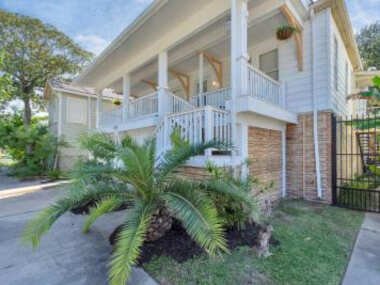 2 Kitchens,2 Living Rooms,4 Bedrooms-Close to all!