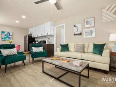 7-Minute Walk to Deep Eddy Pool, Parking, and Grill