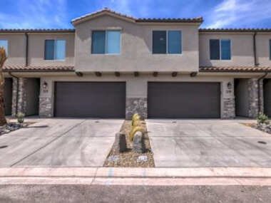 Dolce Vita Villa BRAND NEW Townhome, Private Hot tub, Fire Pit