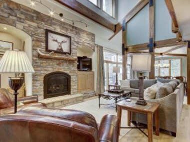 New! Falcon’s Nest Retreat Stunning, Spacious 5BR Home with Private Hot Tub and Amazing Views!