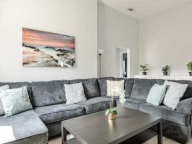 Modern 6 Bedrooms Hollywood Urban Home