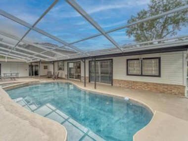 Tampa Retreat – Pool Hot Tub Cabana Foosball