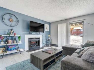Centrally Located Close to Shopping Hikes & Restaurants