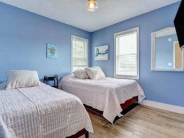 921 N New River