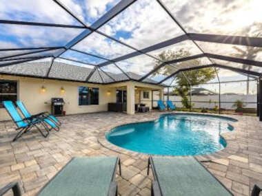 Salt Water Heated Pool, Sleeps 6 – Villa Soak Up the Sun – Roelens Vacations