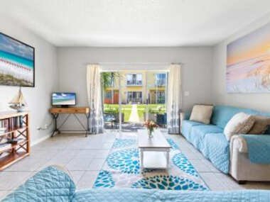 Beach House 5min walk to beach, pool, close to shops and activities