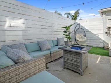 Hollywood House With Large Yard