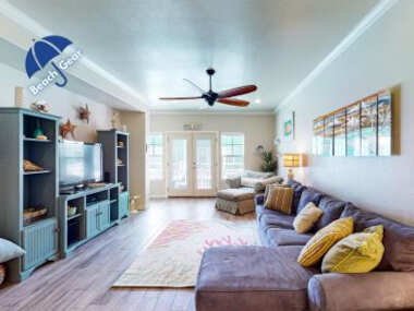 MC13 Upscale Condo, Shared Pool, Close to Beach, Pet Friendly, Garage Access