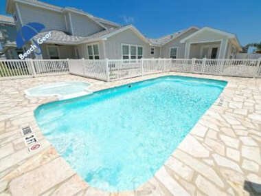 SFH301 Beautifully Decorated Ground Floor Townhome, Shared Pool, Near Beach