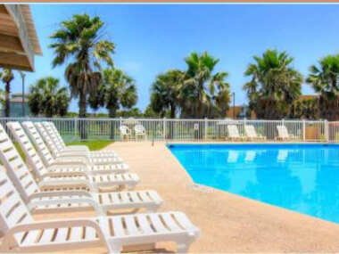 IR64 Second Floor 3BR Condo, Shared Pool & Grills, Boardwalk to Beach