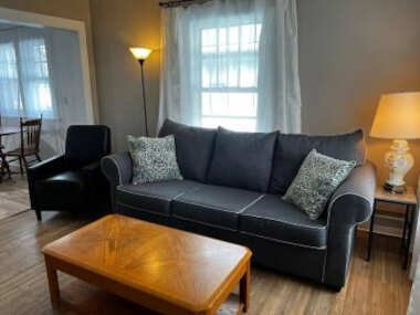 Cozy 2BR house W/ Backyard