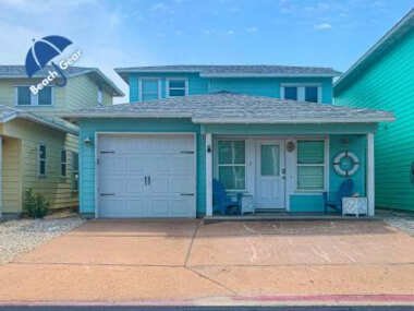 VW2 3 Bedroom in Gated Village Walk, 2 Shared Heated Pools, Parking for 2