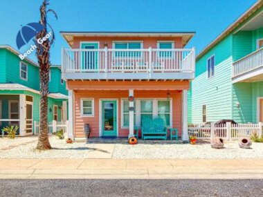 VW35 3 Bedroom in Gated Village Walk, 2 Shared Heated Pools, Parking for 3