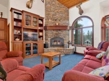 The Mountain Lodge- Ultra Modern Central Relaxing Retreat- Hot Tub- Game Tables