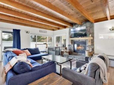 She’s A Butte- Stunning Views- Fireplace- Smart TVs- Modern Moonridge Chalet