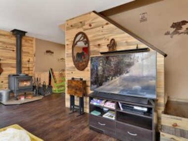 Emma’s Cottage- Adorable Central Cozy Modern Chalet Home- Minutes to Activities
