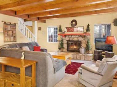 Chickadee Chalet by Big Bear Vacations Walk To Lake Mins to Resorts